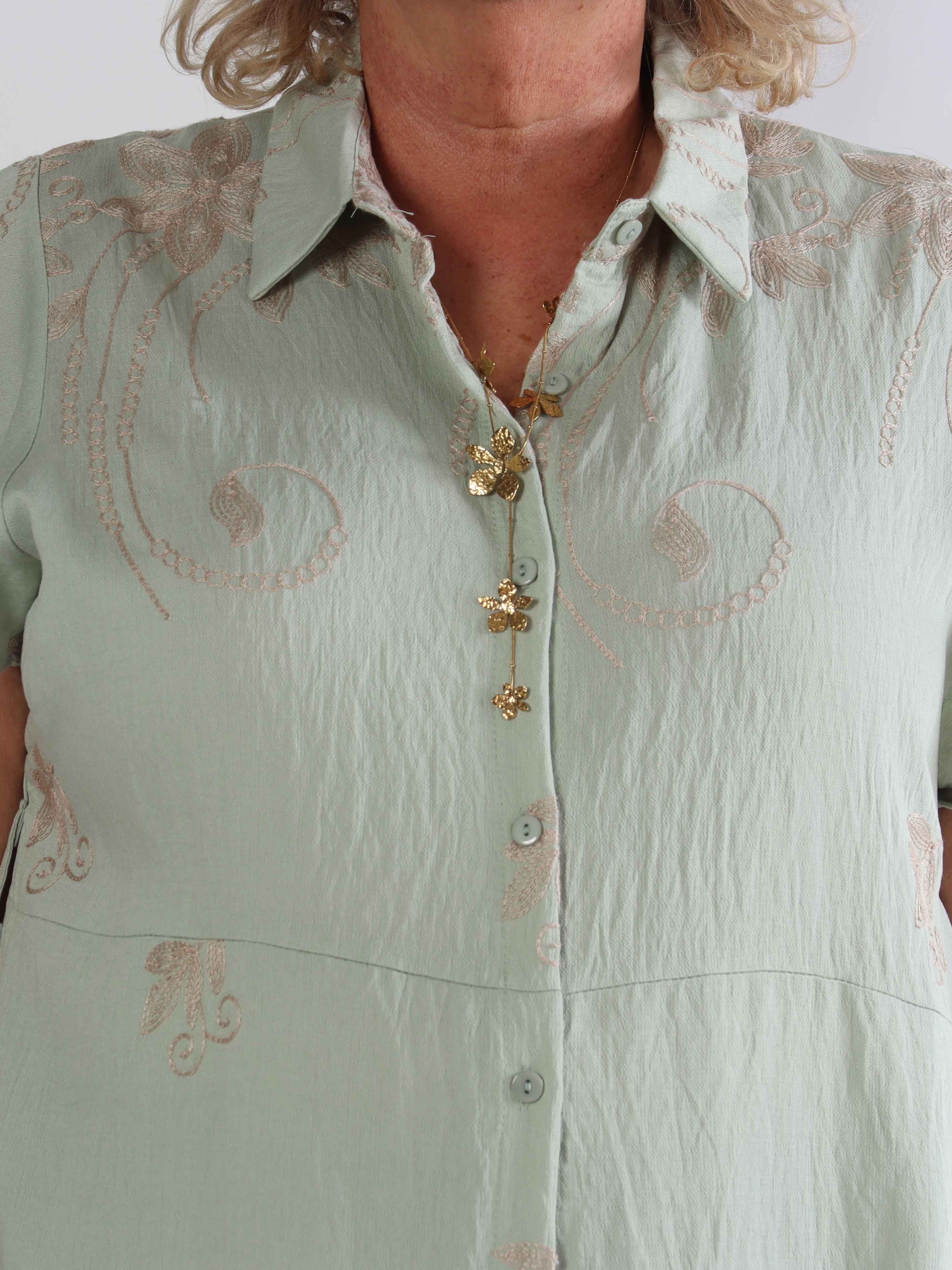 Marianne - Skjortklänning i viskos med broderade detaljer och volangärmar.